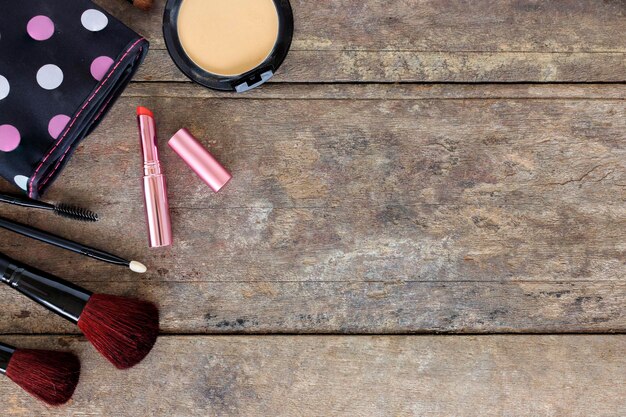 Foto make-up cosmetica en borstels op houten tafel achtergrond over licht