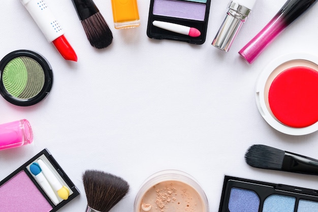 Make-up cosmetica op een witte achtergrond mockup