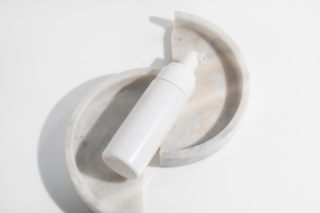 Make-up cosmetische medische huidverzorging een mockup voor crème lotion fles productverpakking op witte achtergrond