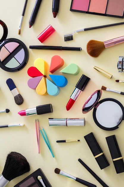 Make-up cosmetische producten tegen een gele achtergrond