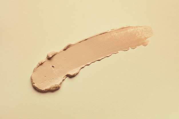 Make-up crème foundation geïsoleerd op beige