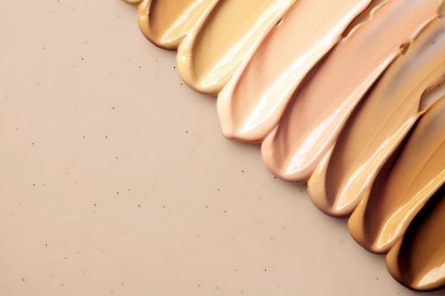 Make-up crème foundation geïsoleerd op beige