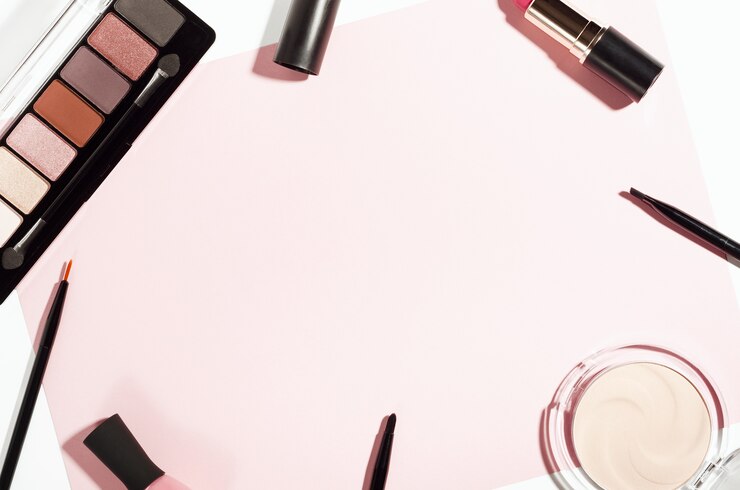 Foto make-up decoratieve cosmetica bovenaanzicht op roze achtergrond.