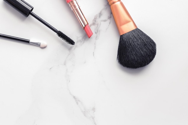 Make-up en cosmetica flatlay op marmer