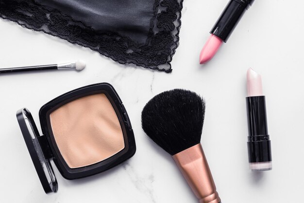 Make-up en cosmetica flatlay op marmer