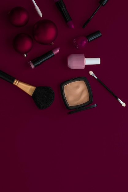 Make-up en cosmetica product set voor beauty merk Kerst verkoop promotie luxe bordeaux flatlay achtergrond als vakantie ontwerp