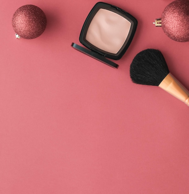 Make-up en cosmetica product set voor beauty merk Kerst verkoop promotie luxe koraal flatlay achtergrond als vakantie ontwerp