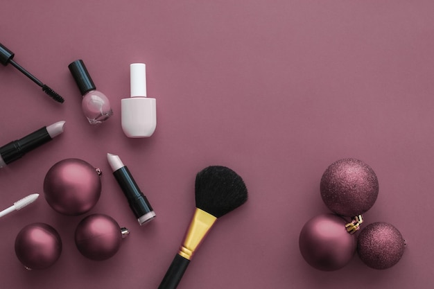 Make-up en cosmetica product set voor beauty merk Kerst verkoop promotie luxe paarse flatlay achtergrond als vakantie ontwerp