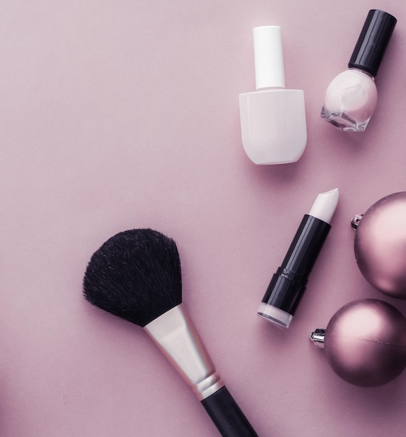 Make-up en cosmetica product set voor beauty merk Kerst verkoop promotie luxe paarse flatlay achtergrond als vakantie ontwerp