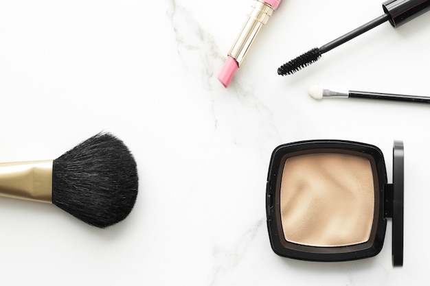 Make-up en cosmetica producten op marmeren flatlay achtergrond moderne vrouwelijke levensstijl beauty blog en mode inspiratie concept