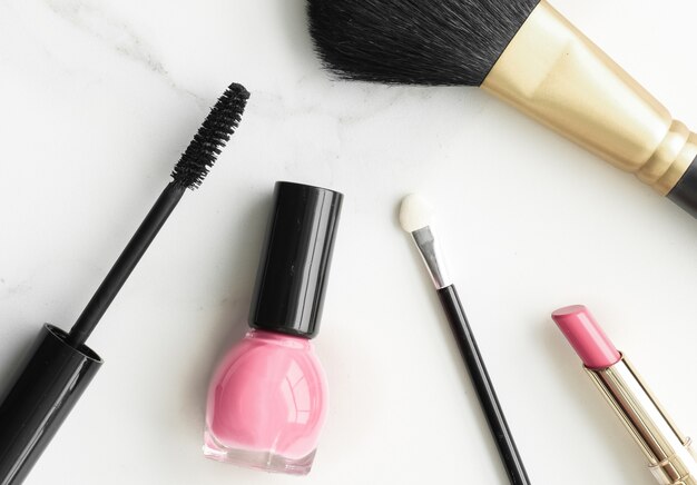 Make-up- en cosmeticaproducten op marmeren flatlay-achtergrond moderne vrouwelijke levensstijl beautyblog en ...