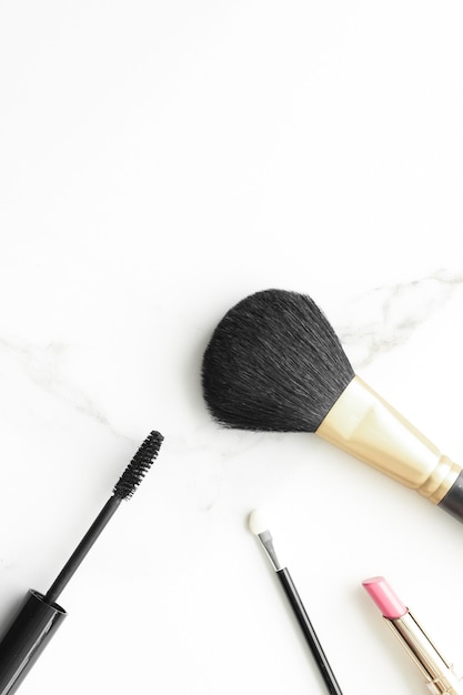 Make-up- en cosmeticaproducten op marmeren flatlay-achtergrond moderne vrouwelijke levensstijl beautyblog en ...