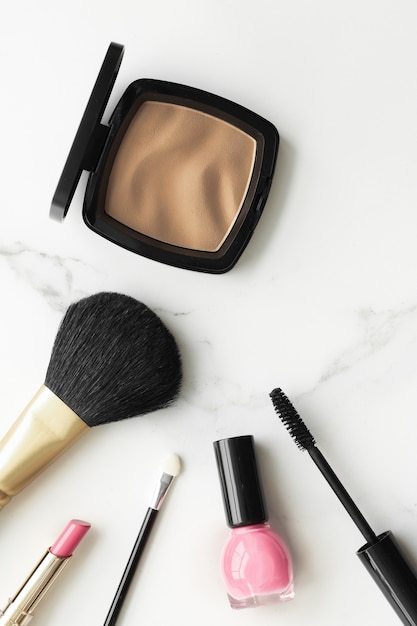 Make-up- en cosmeticaproducten op marmeren flatlay-achtergrond moderne vrouwelijke levensstijl beautyblog en ...