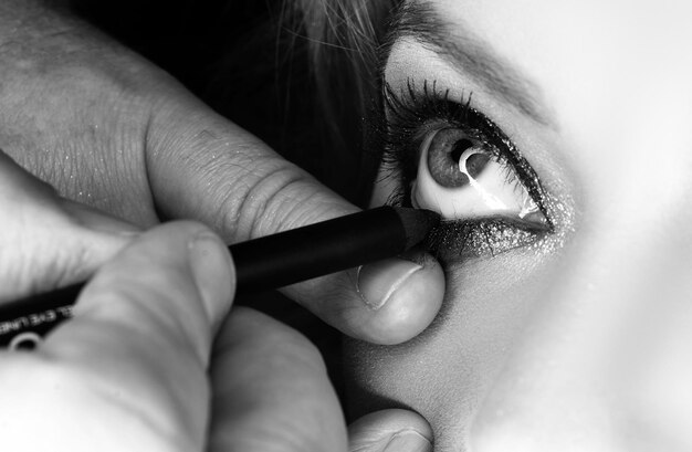 Make up eyes Closeup of eye Applying eyeligner vadage makeup