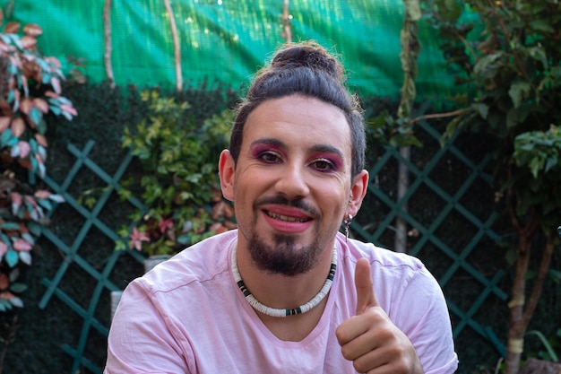 Make-up homo transseksuele man blij met baard