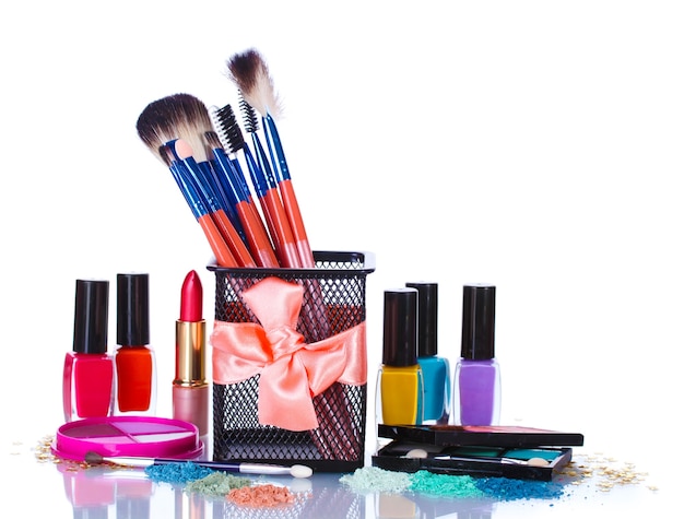 Make-up kwasten in houder en cosmetica geïsoleerd op wit