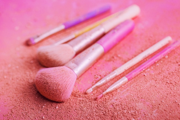 Make-up kwasten met poeder op roze