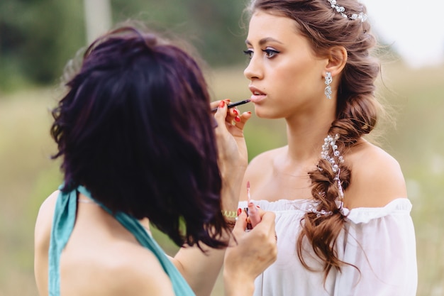 Make-up maken in bosfotoshoot