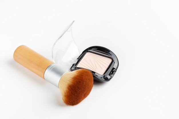 make-up poeder en penseel geïsoleerd op wit
