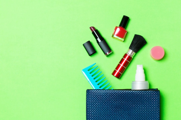 Make-up producten die uit de zak met cosmetica komen