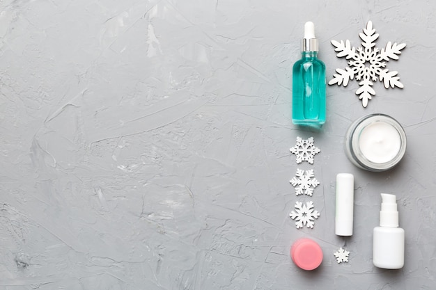 Make-up producten en kerstversiering op kleur achtergrond. Bovenaanzicht Nieuwjaar Beauty concept met kopie ruimte