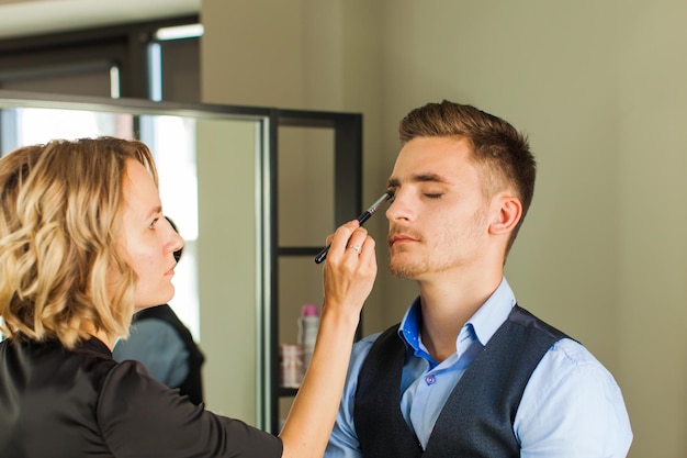 Make-up voor man make-up artiesten handen borstels