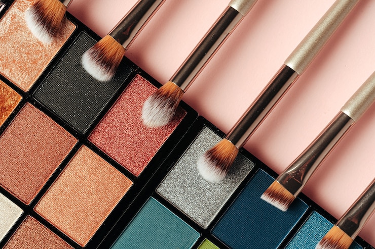 Foto make-uppalet en penselen. professioneel oogschaduwpalet. detailopname.