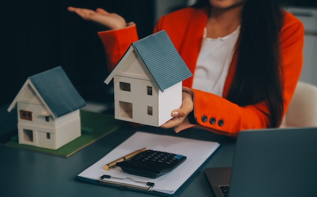 makelaar Aanleveren van voorbeeldwoningen aan klanten hypotheekleningscontracten Maak een contract voor huuraan- en verkoop van een huis en woningverzekeringscontracten hypotheekconcepten