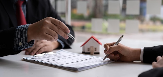 Makelaar en klant ondertekenen contract om huisverzekering of lening onroerend goed te kopen, huur een huisverzekering of lening onroerend goed of onroerend goed