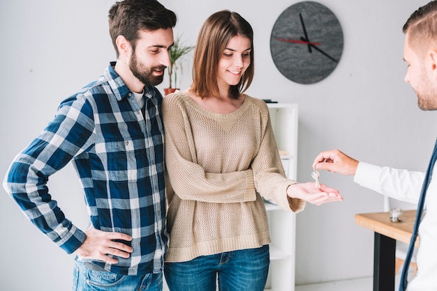 Makelaar in onroerend goed geven sleutels om te koppelen