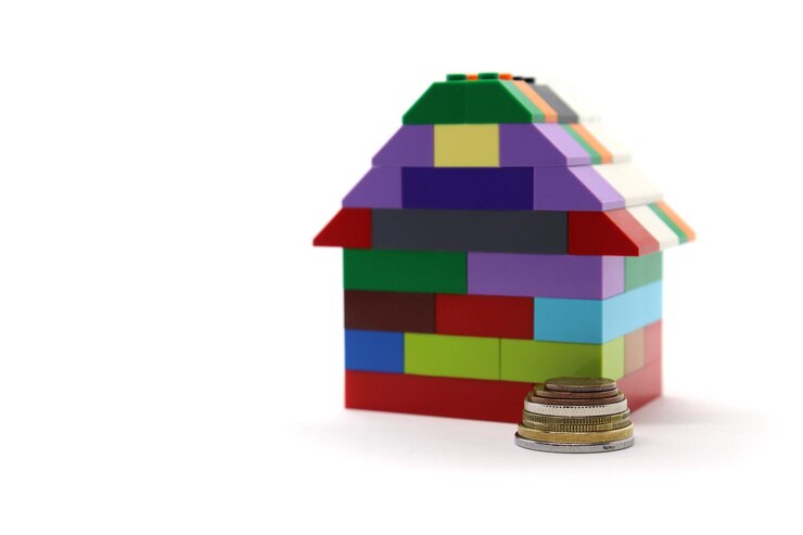Makelaar met huismodel en sleutels
