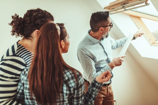 Makelaar toont huis aan koppelkopers en vertelt klanten over huisvoordelen. Interieurontwerper bespreekt renovatie-ideeën met huiseigenaren.