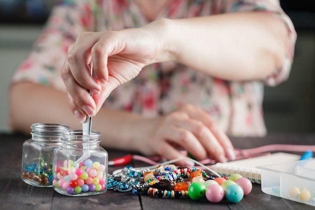 Maken van handgemaakte sieraden