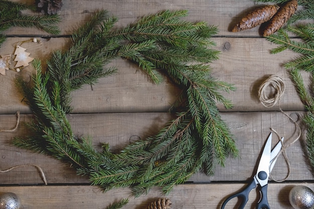 Maken van kerstkransdecoratie