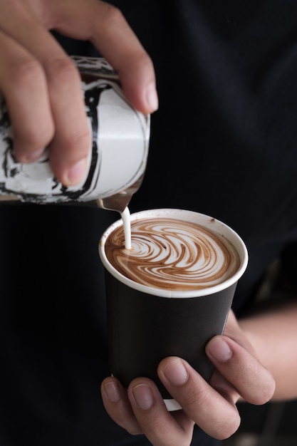 Maken van latte kunst door barista