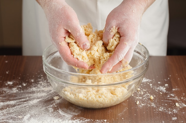 Maken van zanddeeg voor amandeltaart met frambozen en witte chocolade vulling