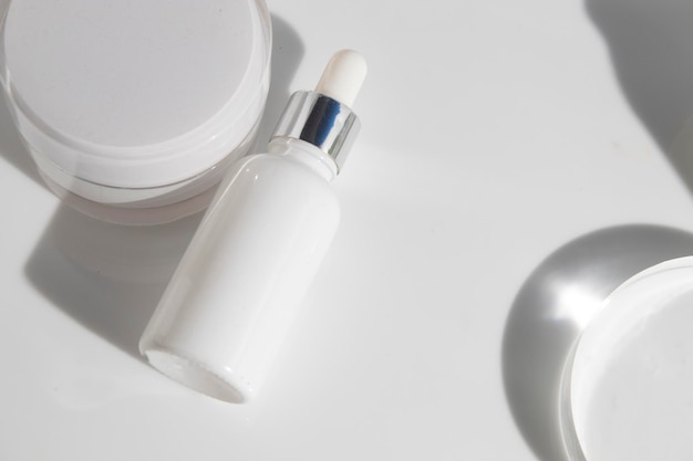 写真 メイクアップ化粧品医療スキンケア白い背景の上のクリーム ローション ボトル製品パッケージのモックアップ