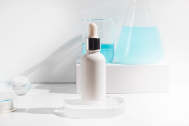 メイクアップ化粧品医療スキンケア白い背景の上のクリーム ローション ボトル製品パッケージのモックアップ