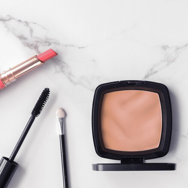 Trucco e cosmetici flatlay su marmo