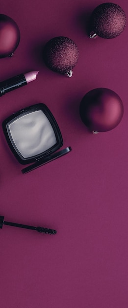 Набор косметики и косметики для косметического бренда, продвижение рождественской распродажи, роскошный пурпурный плоский фон в качестве праздничного дизайна