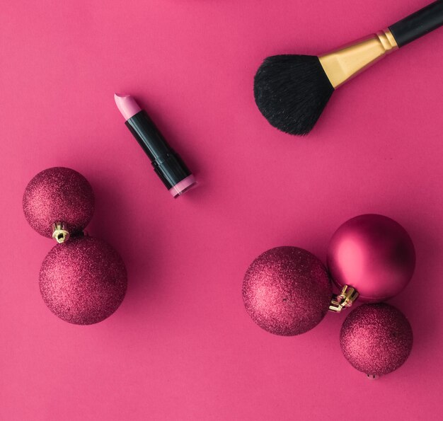 休日のデザインとして美容ブランド クリスマス セール プロモーション高級ピンク flatlay バック グラウンドの化粧品と化粧品のセット
