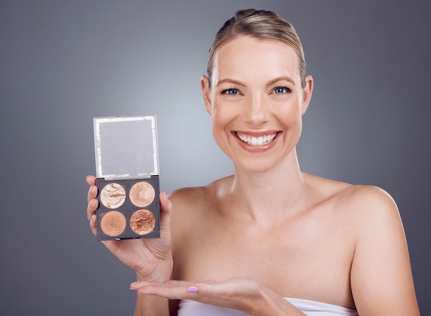 Foto pallet trucco donna in ritratto e bellezza con fondotinta prodotto cosmetico e cipria su sfondo studio sorriso cura cosmetica e cosmetologia ombretto o fard mockup e pubblicità