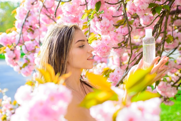 Foto struccante cosmetici acqua micellare cosmetologia cura della pelle acne trattamento acqua detergente donna