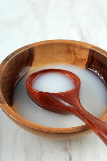 Photo makgeolli traditional korean alcoholic rice wine drink served on wooden bowl with spoon