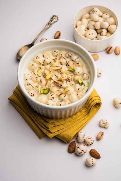 Makhana kheer - lekker indiaas snoepje gemaakt met geroosterde vossennoten of gepofte lotuszaden of makhane, melk en suiker