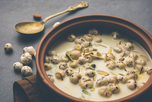 Makhana Kheer - Lekker Indiaas snoepje gemaakt met geroosterde vossennoten of gepofte lotuszaden of makhane, melk en suiker