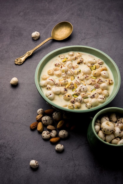 Makhana Kheer - Lekker Indiaas snoepje gemaakt met geroosterde vossennoten of gepofte lotuszaden of makhane, melk en suiker