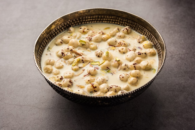 Makhana Kheer - 구운 폭스넛 또는 부풀린 연꽃 씨앗 또는 마카네, 우유 및 설탕을 사용하여 만든 맛있는 인도 과자