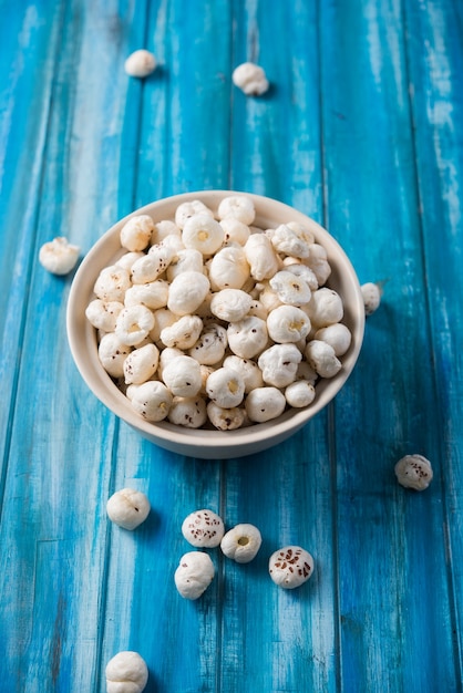 Makhana, ook wel Lotus Seeds of Fox Nuts genoemd, zijn populaire droge snacks uit India, geserveerd in een kom. selectieve focus