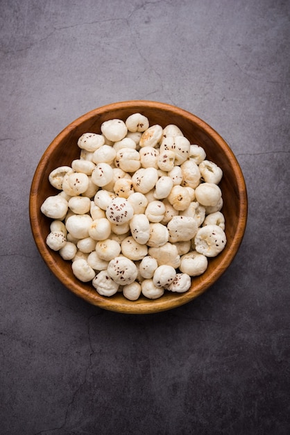 Makhana, ook wel Lotus Seeds of Fox Nuts genoemd, zijn populaire droge snacks uit India, geserveerd in een kom. selectieve focus